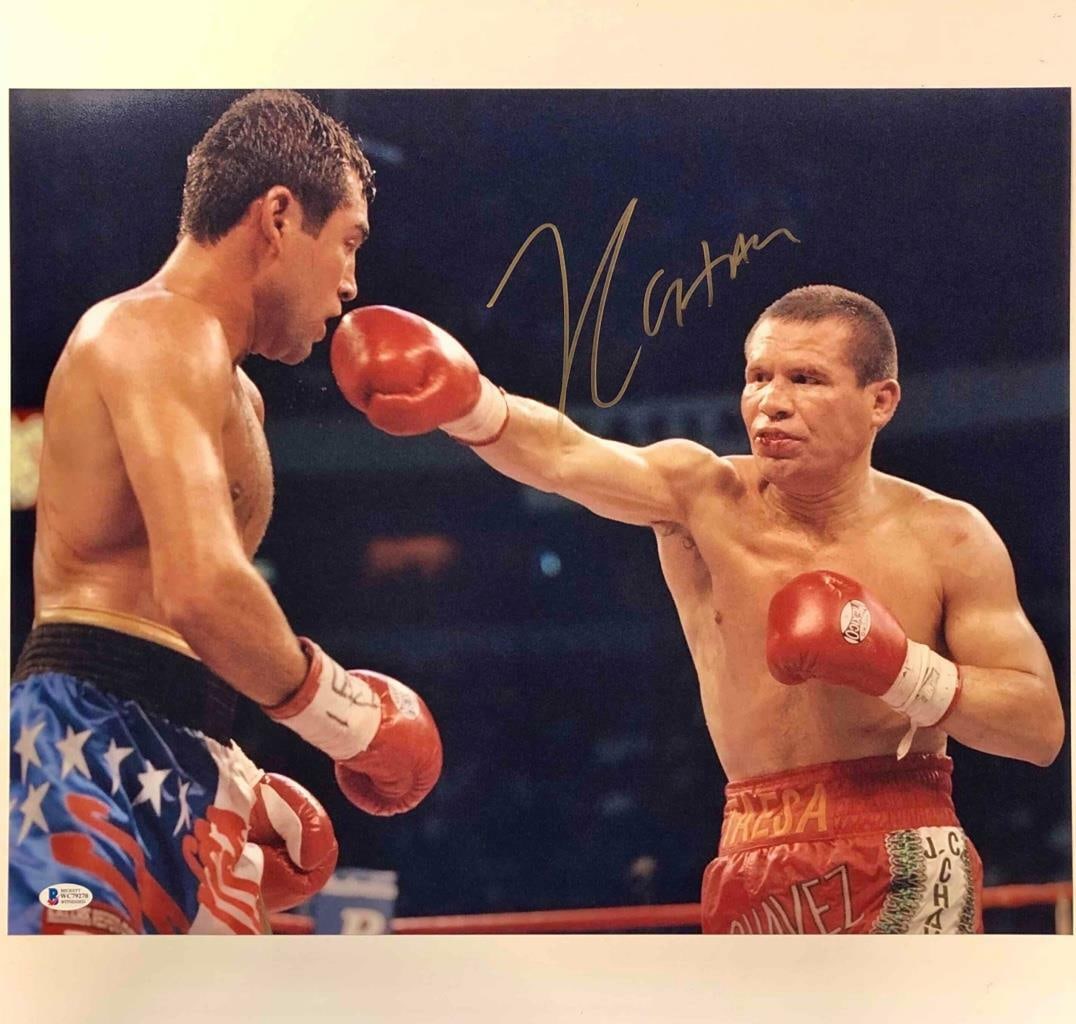 Julio Cesar Chavez Signed 16x20 Photo vs Oscar De La Hoya Beckett COA: Julio Cesar Chavez Signed 16x20 Photo vs Oscar De La Hoya Beckett COA This is an original 16x20 photo of boxing legends Julio Cesar Chavez and Oscar De La Hoya, featuring the signature of Julio Cesar