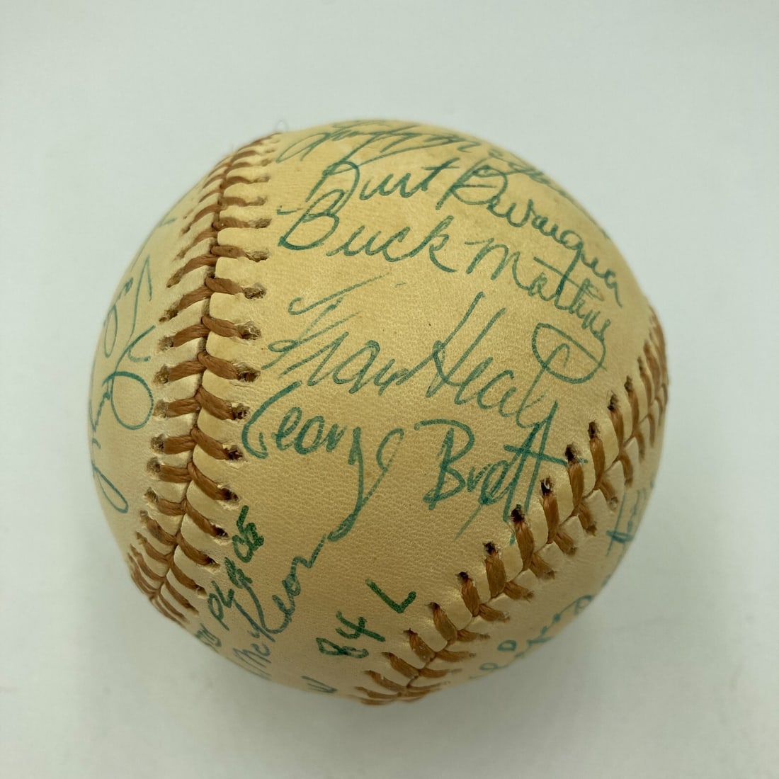 1974 Kansas City Royals Team Signed Baseball George Brett Rookie JSA COA 31 Signatures: 1974 Kansas City Royals Team Signed Baseball George Brett Rookie JSA COA 31 Signatures Celebrate baseball history with this beautiful 1974 Kansas City Royals team-signed baseball featuring George Bret