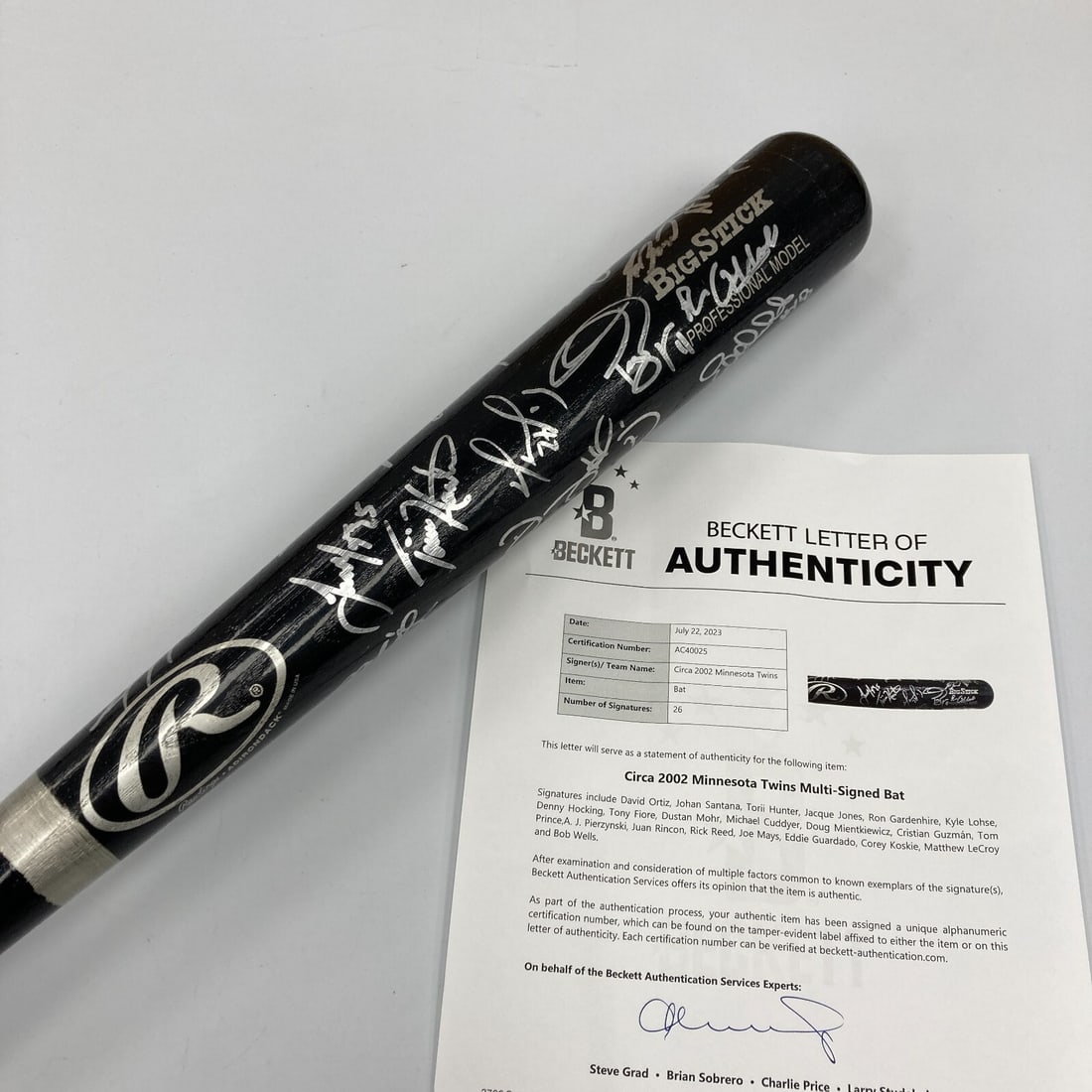 2002 Minnesota Twins Team Signed Bat David Ortiz Beckett COA: 2002 Minnesota Twins Team Signed Bat David Ortiz Beckett COA This original 2002 Minnesota Twins team signed professional model bat features the bold signatures of notable players, including David Orti