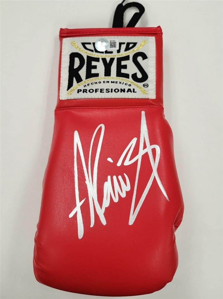 Andy Ruiz Signed Cleto Reyes Boxing Glove Beckett Authenticated: Andy Ruiz Signed Cleto Reyes Boxing Glove Beckett Authenticated This authentic Cleto Reyes boxing glove features the signature of renowned boxer Julio Cesar Chavez, making it a must-have for any serio