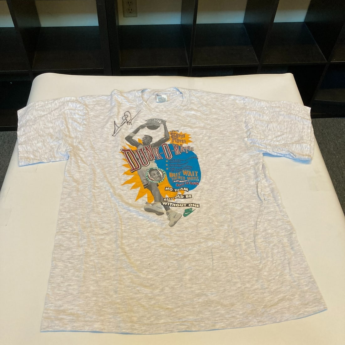 Scottie Pippen Signed Vintage Chicago Bulls T-shirt Beckett Certified: Scottie Pippen Signed Vintage Chicago Bulls T-shirt Beckett Certified This vintage Chicago Bulls T-shirt features the signature of legendary NBA player Scottie Pippen, making it a must-have for any ba