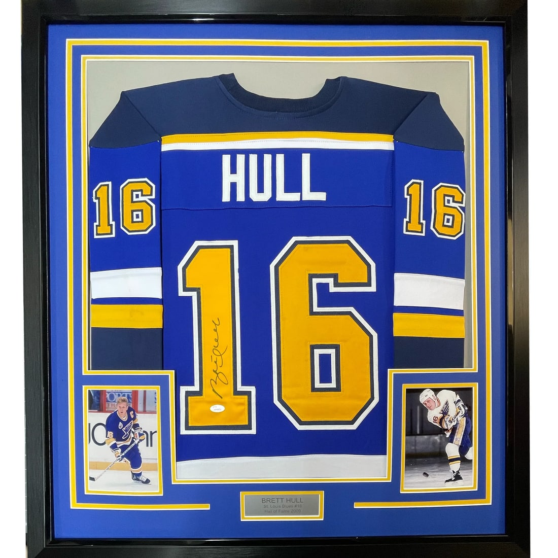 Framed Brett Hull Signed Jersey with JSA COA 33x42 St. Louis Blues: Framed Brett Hull Signed Jersey with JSA COA 33x42 St. Louis Blues Celebrate the legacy of NHL legend Brett Hull with this professionally framed and autographed St. Louis Blues hockey jersey. Measurin