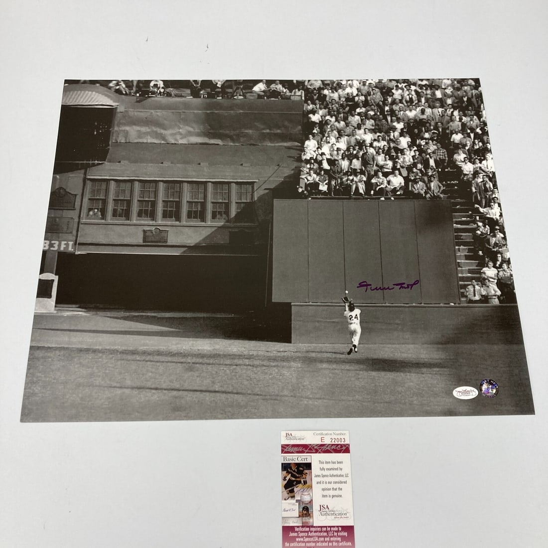 Willie Mays Signed 16x20 Photo The Catch 1954 World Series JSA COA: Willie Mays Signed 16x20 Photo The Catch 1954 World Series JSA COA Celebrate a pivotal moment in baseball history with this signed 16x20 photo of Willie Mays making his iconic catch during the 1954 Wo