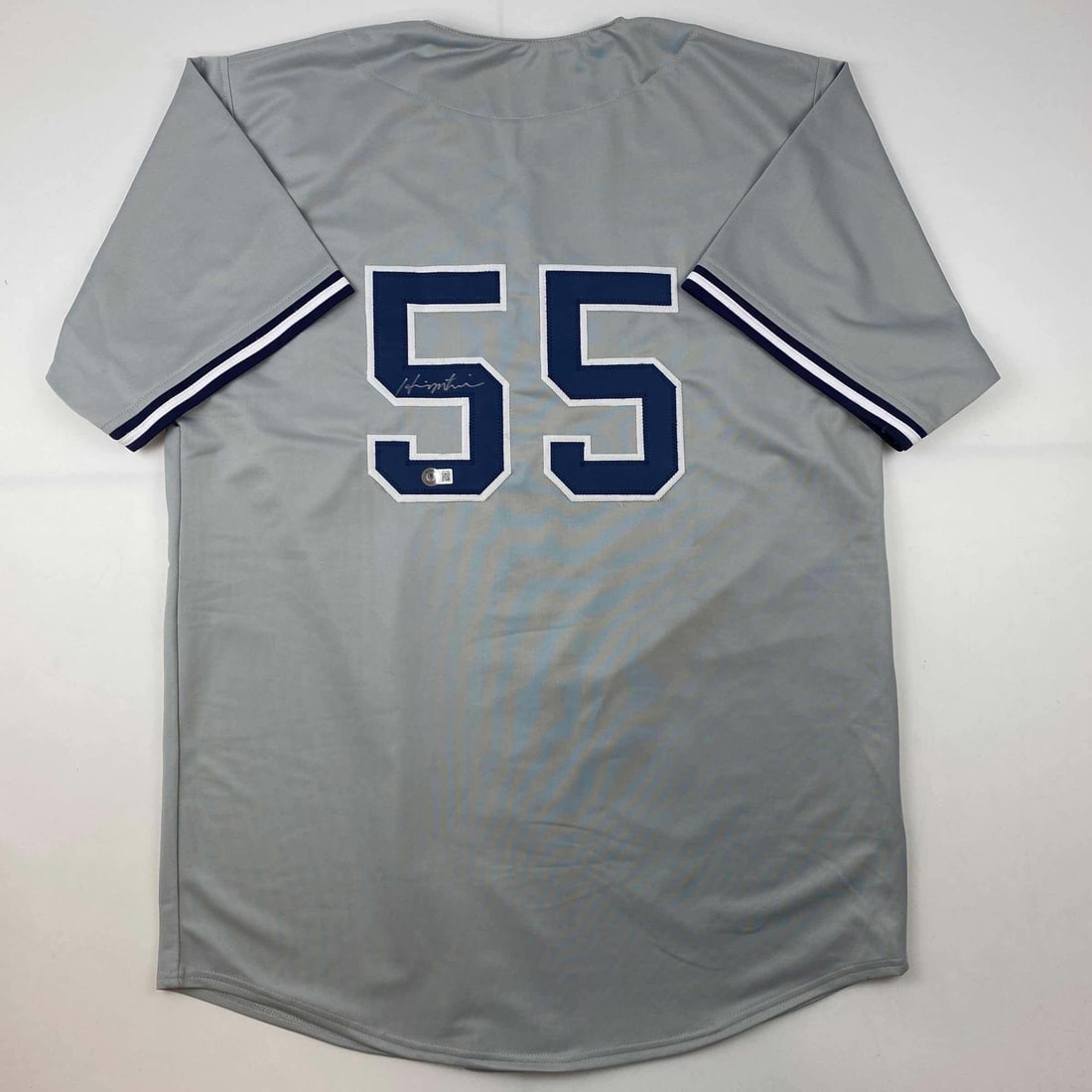 Autographed Hideki Matsui New York Yankees Grey Jersey Beckett COA: Autographed Hideki Matsui New York Yankees Grey Jersey Beckett COA This autographed Hideki Matsui New York Yankees grey baseball jersey is a must-have for any baseball fan or collector. Featuring the