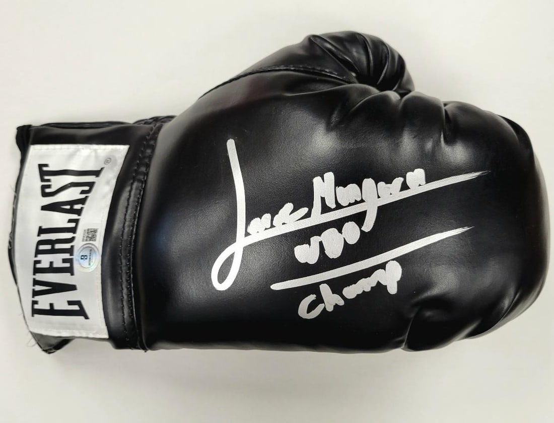 Jaime Munguia Autographed Everlast Boxing Glove WBO Champion Beckett BAS: Jaime Munguia Autographed Everlast Boxing Glove WBO Champion Beckett BAS This is an original Everlast boxing glove signed by Jaime Munguia, a prominent figure in the boxing world and WBO Champion. The