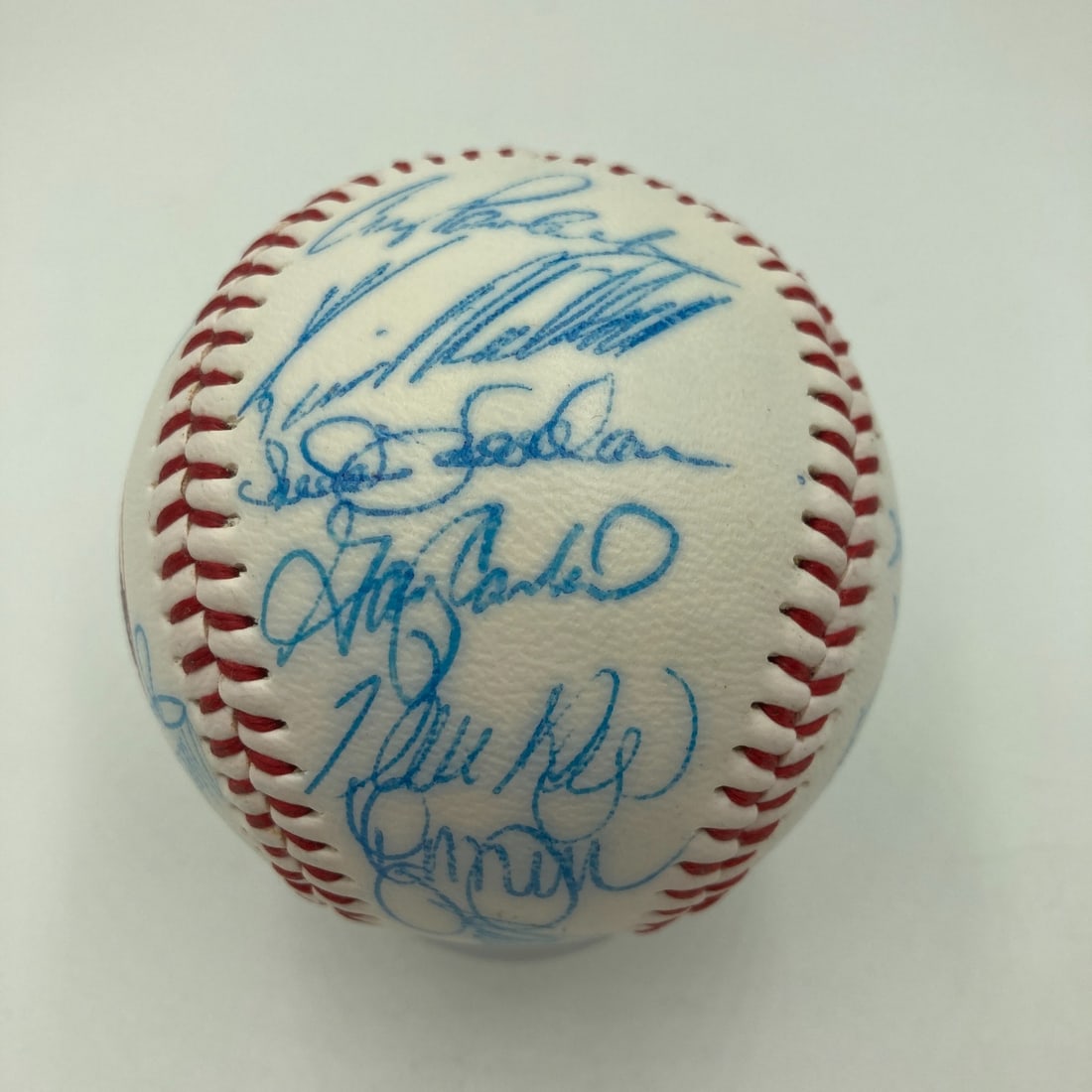 1986 New York Mets World Series Signed Baseball with JSA COA: 1986 New York Mets World Series Signed Baseball with JSA COA Celebrate the legacy of the 1986 New York Mets with this authentic team-signed baseball, featuring 26 signatures from key players, includin