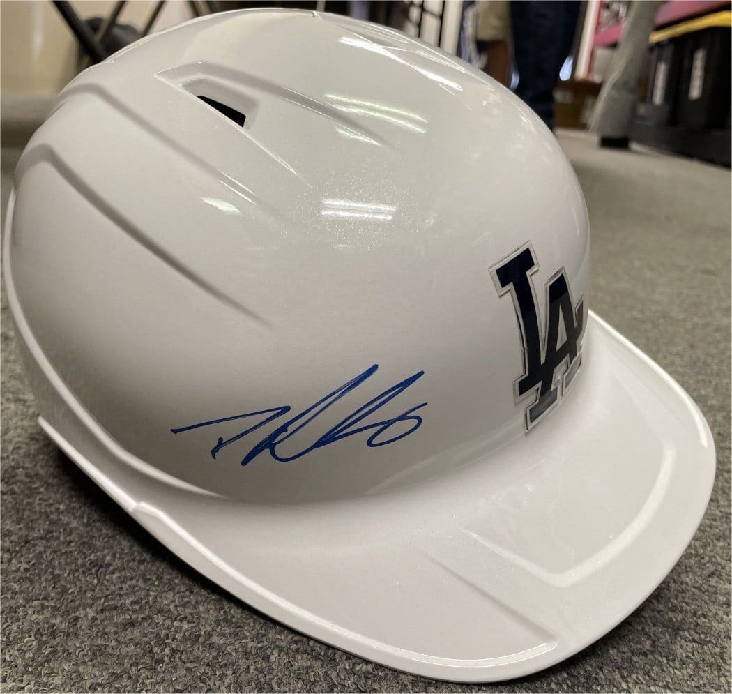 Dalton Rushing Autographed White Helmet MLB Debut 5/15/25 JSA Certified Dodgers: Dalton Rushing Autographed White Helmet MLB Debut 5/15/25 JSA Certified Dodgers Celebrate the impressive debut of Dalton Rushing with this signed white helmet, featuring the inscription "MLB Debut 5/1