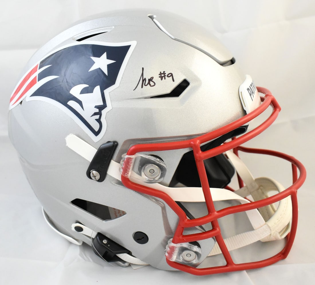New England Patriots Full Size Speedflex Helmet Signed by Kayshon Boutte Beckett Hologram: New England Patriots Full Size Speedflex Helmet Signed by Kayshon Boutte Beckett Hologram This is a pre-owned New England Patriots full-size Speedflex helmet autographed by Kayshon Boutte. The helmet