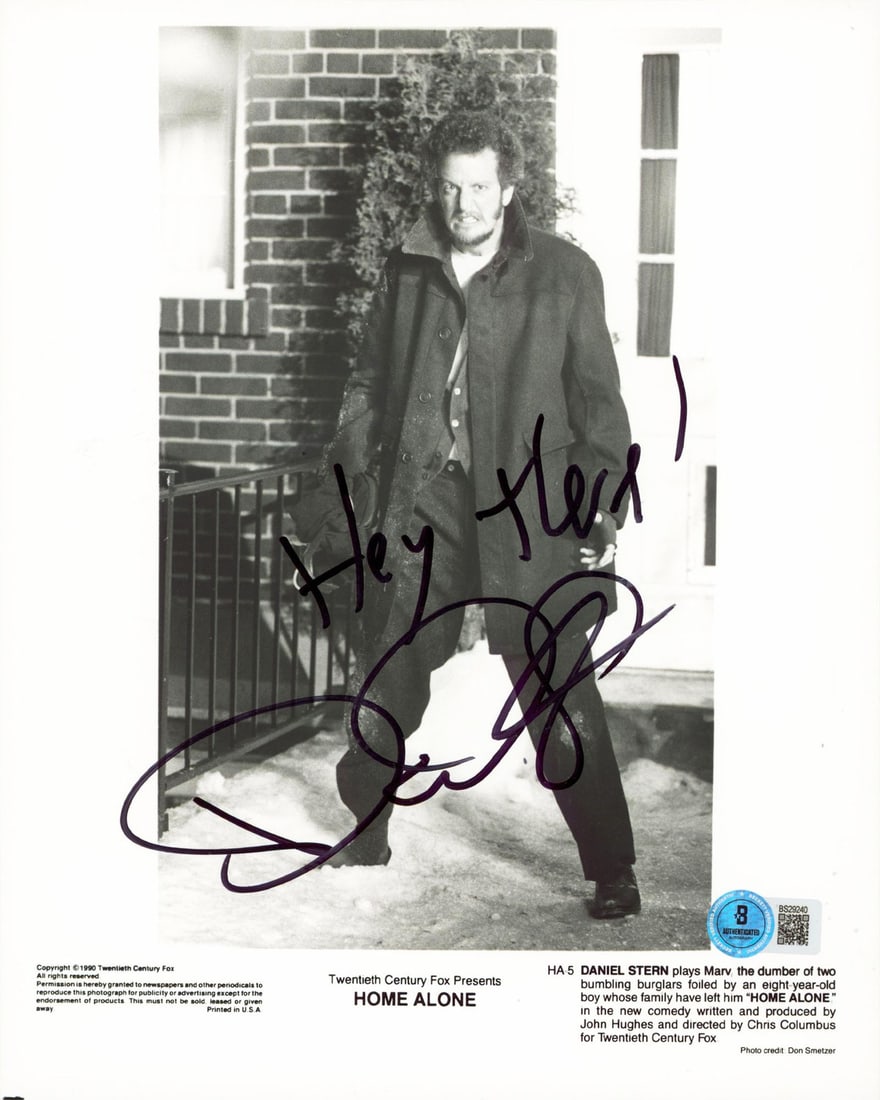Daniel Stern Signed Home Alone 8x10 Photo Beckett Authenticated: Daniel Stern Signed Home Alone 8x10 Photo Beckett Authenticated This is an original signed 8x10 black and white photograph featuring Daniel Stern from the iconic film Home Alone. The photograph has be