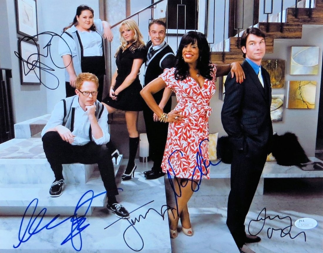 Do Not Disturb Cast Autographed 11x14 Photo Ferguson O'Connell JSA: Do Not Disturb Cast Autographed 11x14 Photo Ferguson O'Connell JSA This is an original 11" x 14" photograph signed by the cast of 'Do Not Disturb,' featuring Jesse Tyler Ferguson, Jerry O'Connell, Nie