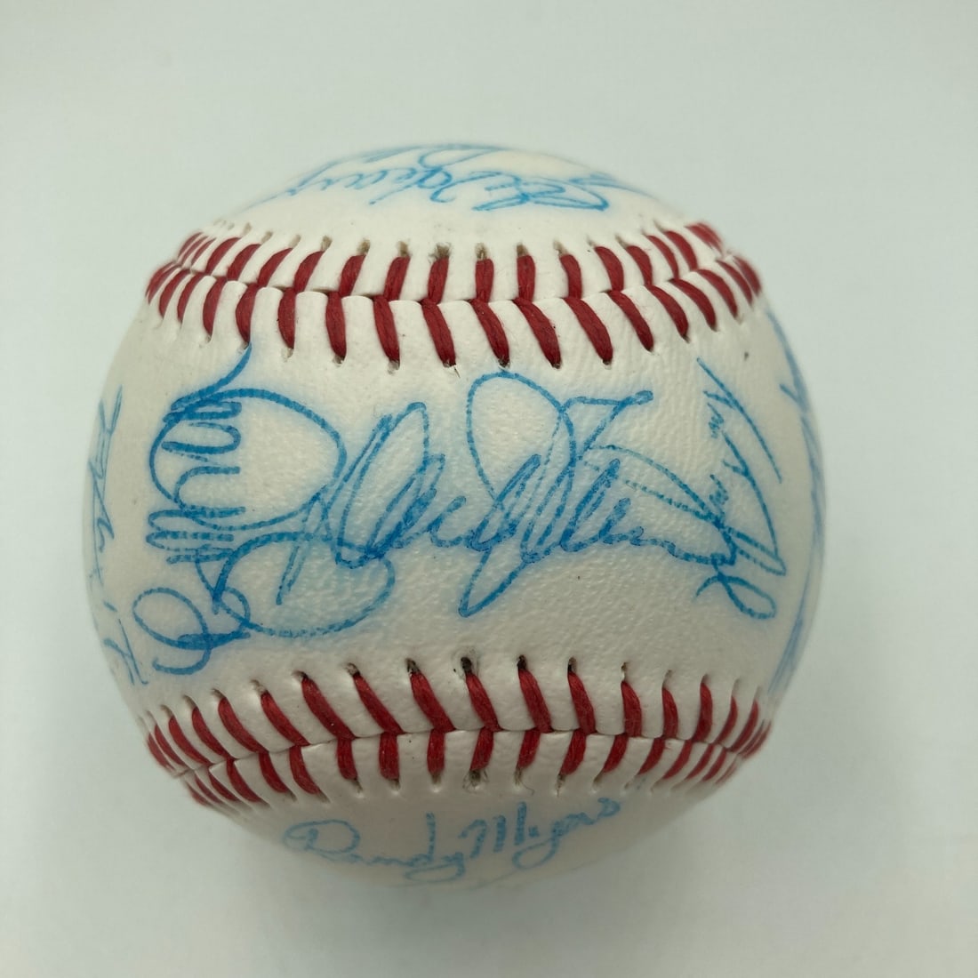 1986 New York Mets Team Signed Baseball with 26 Signatures JSA COA: 1986 New York Mets Team Signed Baseball with 26 Signatures JSA COA Celebrate the legacy of the 1986 New York Mets with this vintage team-signed baseball commemorating their World Series Championship.