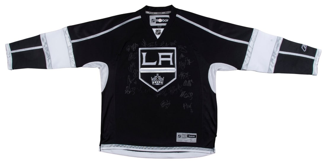 2007-08 Los Angeles Kings Team-Signed Jersey with Beckett COA: 2007-08 Los Angeles Kings Team-Signed Jersey with Beckett COA This authentic Los Angeles Kings jersey from the 2007-08 season is a remarkable collectible, featuring the signatures of 23 team members,