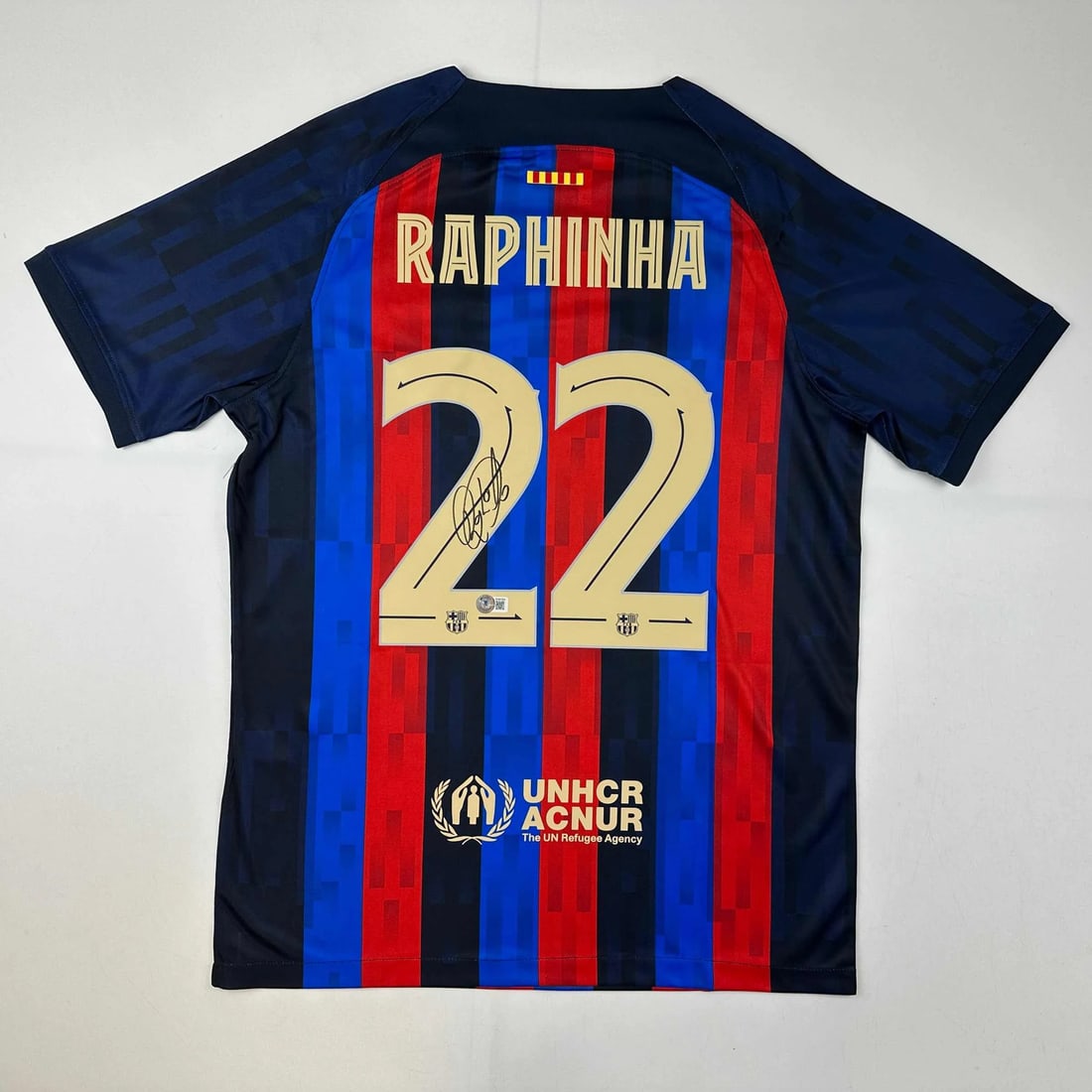 Raphinha Autographed FC Barcelona Blue Jersey Beckett Certified: Raphinha Autographed FC Barcelona Blue Jersey Beckett Certified This autographed jersey features Raphinha, the talented player from FC Barcelona, and comes with a Beckett COA for authenticity. The cus