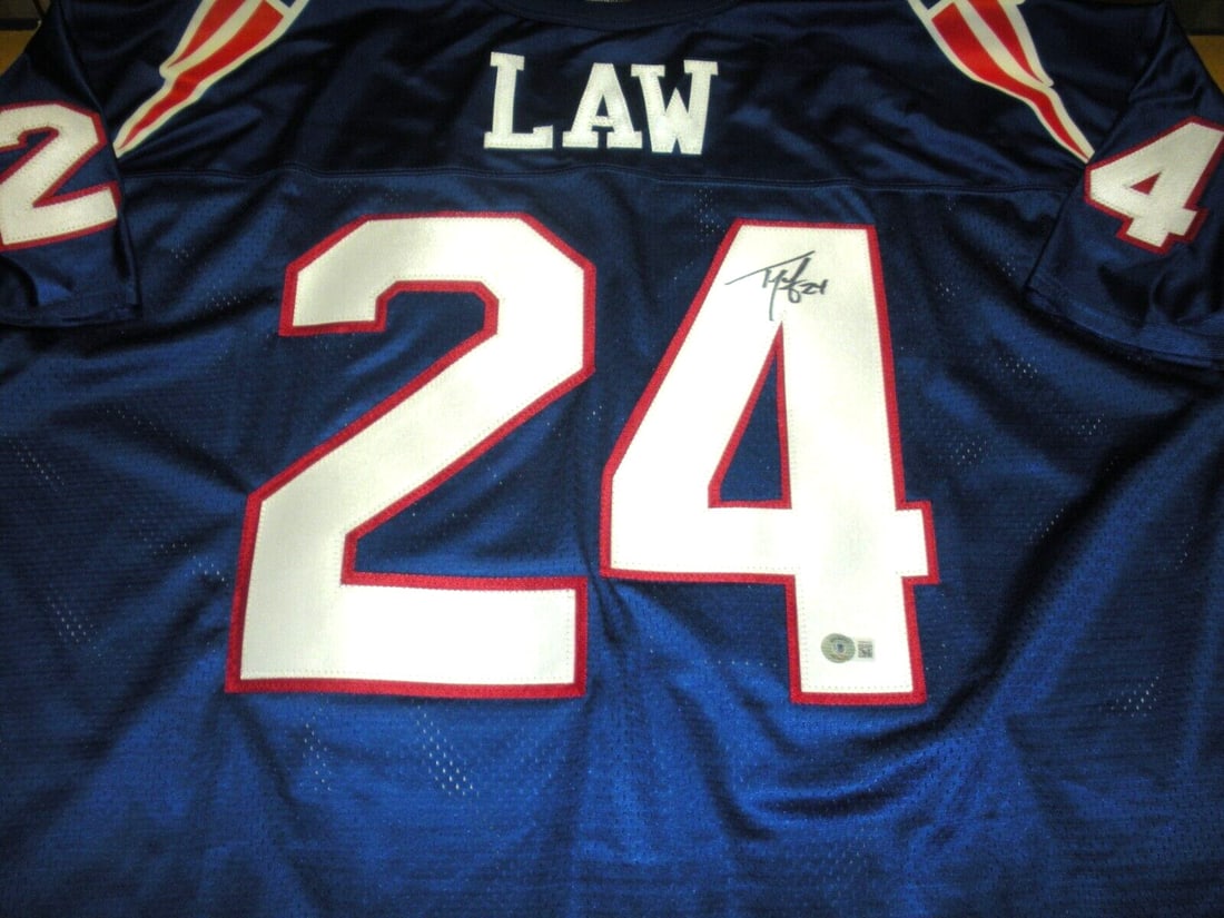 Bart Starr Signed New England Patriots Logo Jersey with COA: Bart Starr Signed New England Patriots Logo Jersey with COA This officially licensed logo athletic jersey features the signature of legendary NFL player Bart Starr. It is an original piece, highlighti