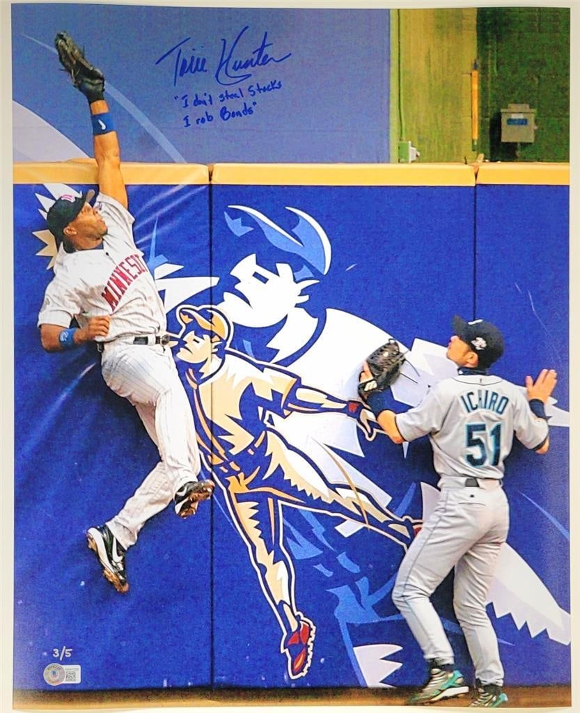 Torii Hunter 2002 All Star Catch 16x20 Signed Photo Beckett BAS: Torii Hunter 2002 All Star Catch 16x20 Signed Photo Beckett BAS This is a signed 16x20 photo featuring Torii Hunter, showcasing his catch during the 2002 All-Star Game. The photo is an original piece