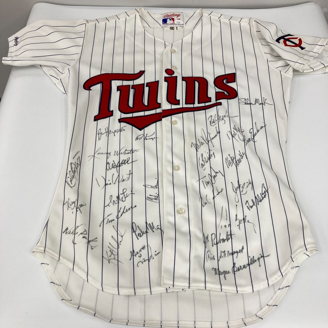 1992 Minnesota Twins Team Signed Jersey 29 Sigs Kirby Puckett JSA COA: 1992 Minnesota Twins Team Signed Jersey 29 Sigs Kirby Puckett JSA COA Celebrate the legacy of baseball with this rare 1992 Minnesota Twins Team Signed Game Issued Jersey. This authentic jersey feature