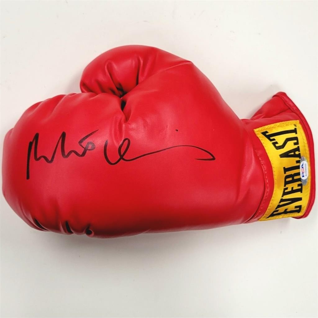 Robert De Niro Signed Boxing Glove Raging Bull PSA Authentic: Robert De Niro Signed Boxing Glove Raging Bull PSA Authentic This authentic boxing glove is signed by the legendary actor Robert De Niro, known for his iconic role in 'Raging Bull.' The autograph has