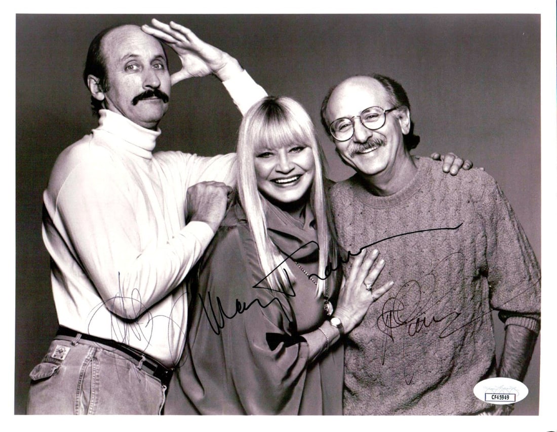 Peter Yarrow Paul Stookey Mary Travers Signed 8x10 Photo JSA Authenticated: Peter Yarrow Paul Stookey Mary Travers Signed 8x10 Photo JSA Authenticated This is an original black and white 8x10 photograph autographed by Peter Yarrow, Paul Stookey, and Mary Travers. The item has