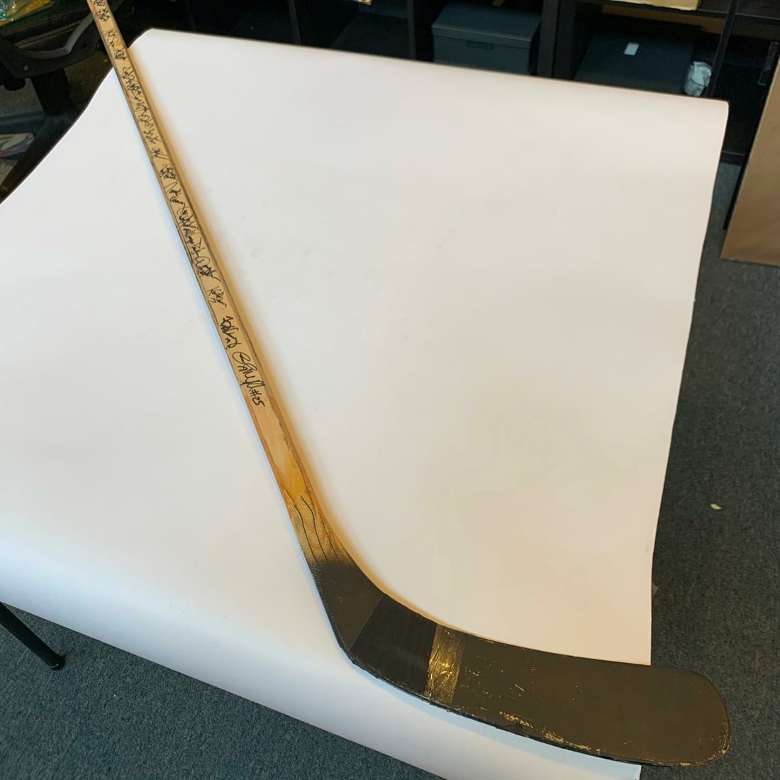 1990-91 Chicago Blackhawks Team Signed Game Used Hockey Stick: 1990-91 Chicago Blackhawks Team Signed Game Used Hockey Stick This authentic 1990-91 Chicago Blackhawks game-used stick is a remarkable piece for any hockey fan or collector. It features signatures fr