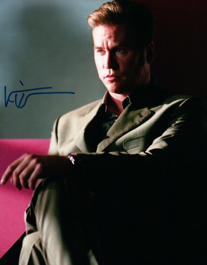 Val Kilmer Autographed 8X10 Photo Kiss Kiss Bang Bang JSA Certified: Val Kilmer Autographed 8X10 Photo Kiss Kiss Bang Bang JSA Certified This is an original autographed 8x10 photograph of Val Kilmer from the film "Kiss Kiss Bang Bang," showcasing him in a seated pose.