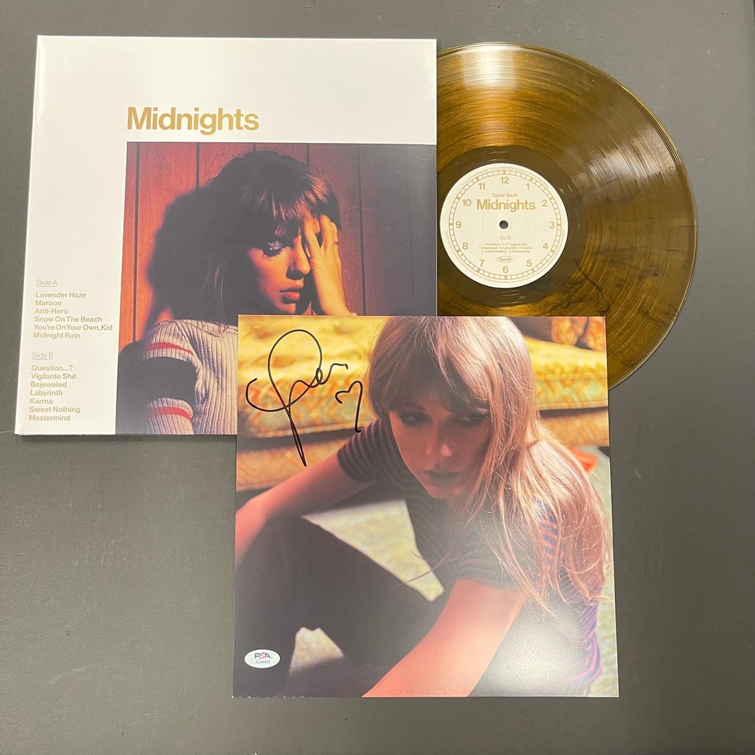 Taylor Swift Autographed Mahogany Vinyl Insert Midnights PSA/DNA: Taylor Swift Autographed Mahogany Vinyl Insert Midnights PSA/DNA This is a pre-owned Mahogany vinyl insert from Taylor Swift's album 'Midnights', featuring her authentic autograph. The signature has b