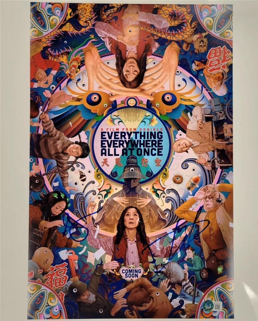 Daniel Kwan Signed Everything Everywhere 11x17 Poster Photo Beckett Authenticated: Daniel Kwan Signed Everything Everywhere 11x17 Poster Photo Beckett Authenticated This is an original 11x17 poster photograph of the acclaimed film 'Everything Everywhere All at Once,' signed by direc