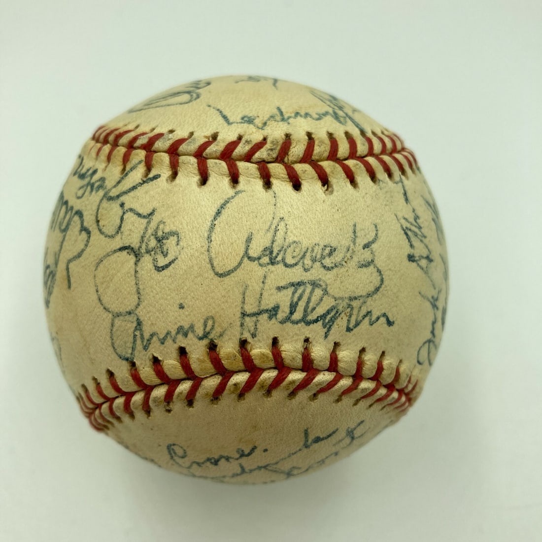 1953 Milwaukee Braves Team Signed Baseball 28 Sigs Eddie Mathews JSA COA: 1953 Milwaukee Braves Team Signed Baseball 28 Sigs Eddie Mathews JSA COA This 1953 Milwaukee Braves team signed baseball features an impressive collection of 28 signatures, including that of Hall of F