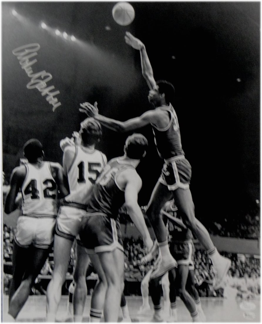 Kareem Abdul Jabbar Autographed 16X20 Photo Milwaukee Bucks JSA Certified: Kareem Abdul Jabbar Autographed 16X20 Photo Milwaukee Bucks JSA Certified This stunning 16X20 black and white photo captures the legendary Kareem Abdul Jabbar in action with the Milwaukee Bucks. It fe