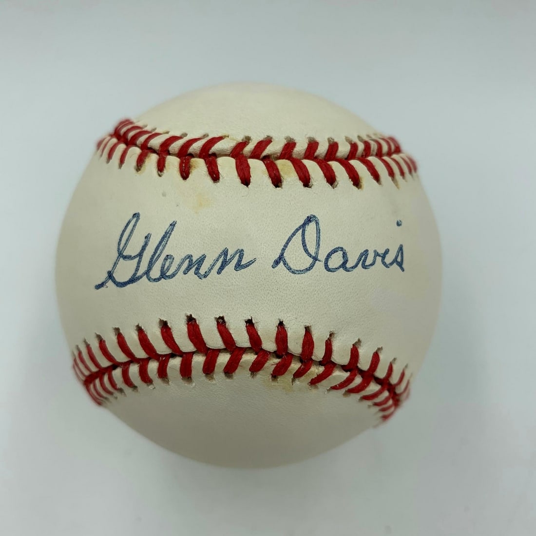 Rare Glenn Davis Signed Baseball Heisman Winner JSA COA: Rare Glenn Davis Signed Baseball Heisman Winner JSA COA This is a rare Glenn Davis single signed baseball, commemorating his achievement as a Heisman Trophy winner. It comes with a JSA Certificate of