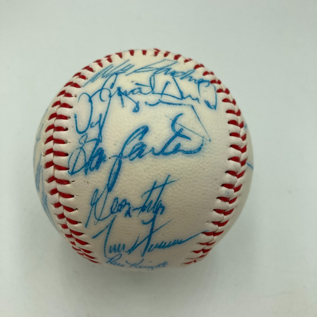 1985 New York Mets Team Signed Baseball 28 Signatures Including Gary Carter: 1985 New York Mets Team Signed Baseball 28 Signatures Including Gary Carter This authentic 1985-1986 New York Mets team signed baseball features the signatures of 28 players, including the legendary G