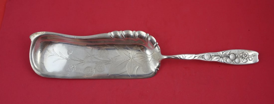 Whiting Sterling Silver 13 Crumber Berry Pattern Black Raspberry Motif: Whiting Sterling Silver 13 Crumber Berry Pattern Black Raspberry Motif This exquisite Sterling Silver Crumber, crafted by Whiting, features a delightful Black Raspberry motif on both the handle and bl