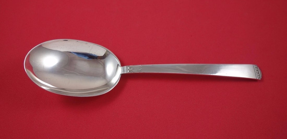 Lunt Regency Sterling Silver Berry Spoon 8 7/8 inches: Lunt Regency Sterling Silver Berry Spoon 8 7/8 inches Presenting the Regency by Lunt Sterling Silver Berry Spoon, a stunning piece crafted from all sterling silver. Measuring 8 7/8 inches, this berry