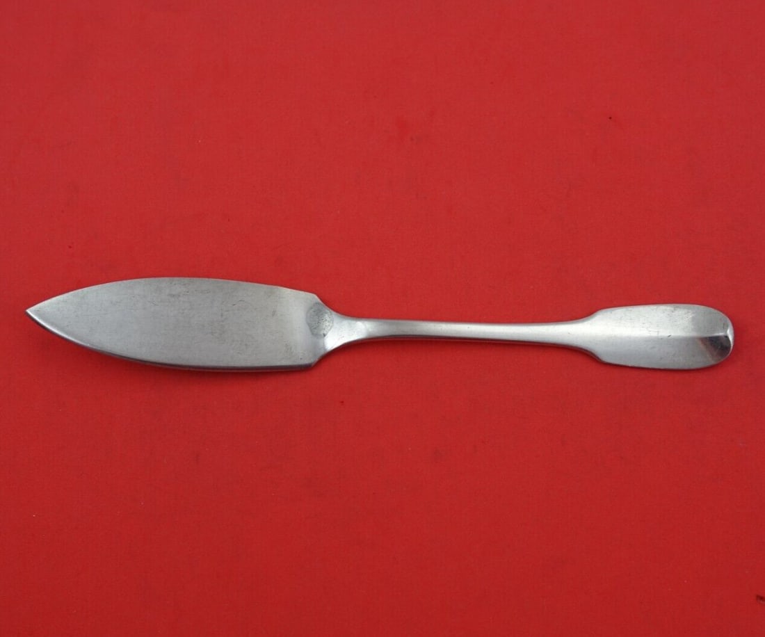 Puiforcat Louvois Sterling Silver Fish Knife with Engraved Crest 8 1/4": Puiforcat Louvois Sterling Silver Fish Knife with Engraved Crest 8 1/4" This exquisite fish knife from the Louvois pattern by Puiforcat is a stunning addition to any table setting. Crafted in France f