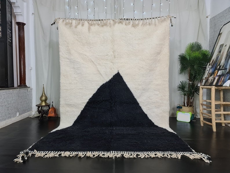 Authentic Handmade Black and White Wool Rug from Morocco: Authentic Handmade Black and White Wool Rug from Morocco Discover the elegance of this authentic handmade Black & White Wool Rug, meticulously crafted by skilled Berber women weavers in the Middle Atl