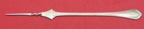 Towle Paul Revere Sterling Silver Butter Pick Twisted 5 3/4": Towle Paul Revere Sterling Silver Butter Pick Twisted 5 3/4" This exquisite butter pick from Towle features the iconic Paul Revere pattern, crafted from high-quality sterling silver. Measuring 5 3/4"