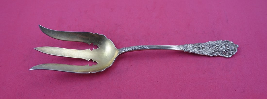 Reed and Barton Trajan Sterling Silver 3-Tine Vegetable Serving Fork 8.5": Reed and Barton Trajan Sterling Silver 3-Tine Vegetable Serving Fork 8.5" Experience the elegance of the Trajan pattern with this exquisite sterling silver vegetable serving fork by Reed & Barton. Thi