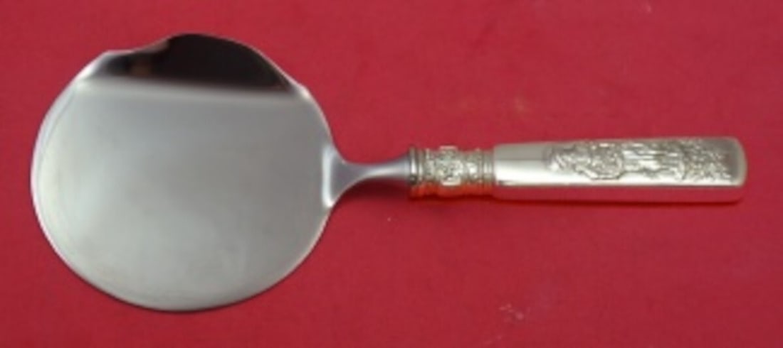 Gorham Fontainebleau Sterling Silver Custom Cranberry Server 8": Gorham Fontainebleau Sterling Silver Custom Cranberry Server 8" Introducing the Fontainebleau Cranberry Server by Gorham, a stunning example of craftsmanship in sterling silver. This custom-made piece