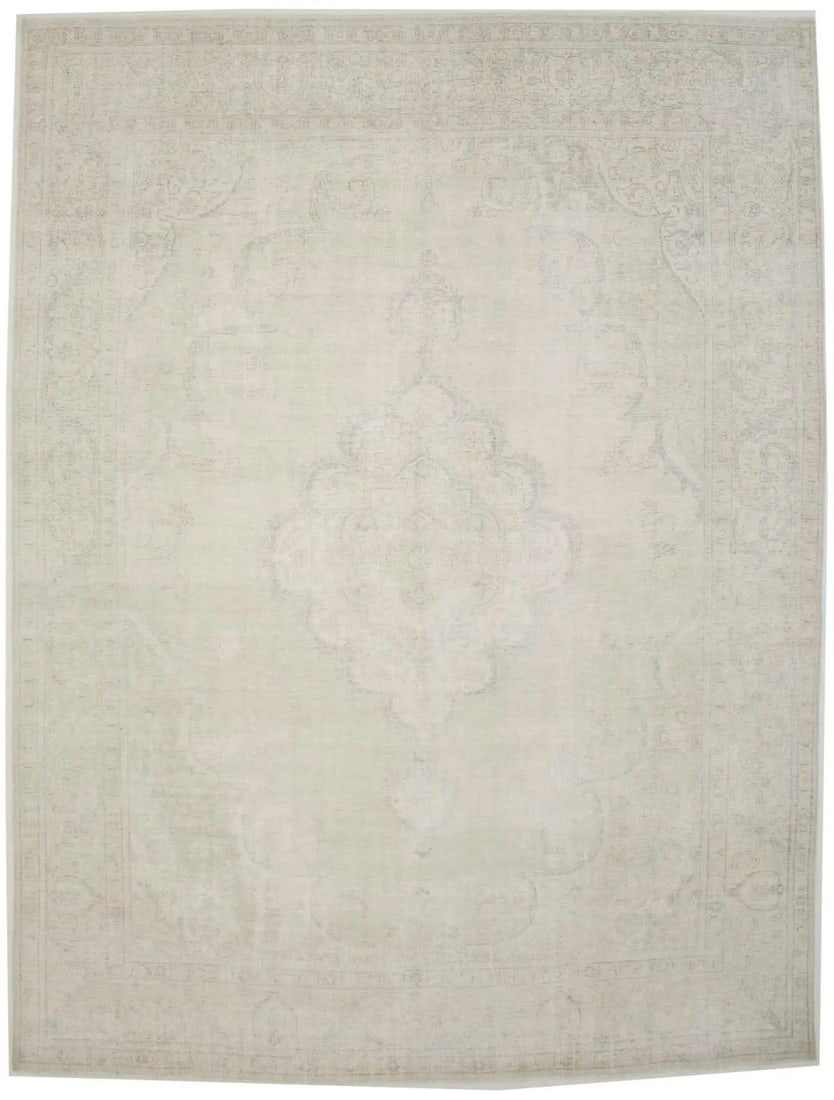 Vintage Hand-Knotted Oriental Floral Rug 9'7 x 12'10 Wool Classic Decor: Vintage Hand-Knotted Oriental Floral Rug 9'7 x 12'10 Wool Classic Decor This exquisite antique Oriental rug features a muted floral design that adds a classic touch to any decor. Measuring 9'7" x 12'1