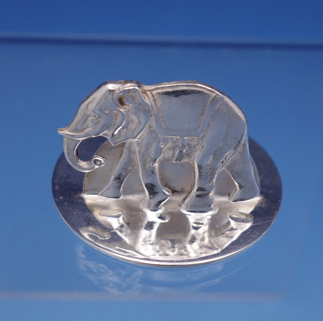 Charming English Sterling Silver Elephant Place Card Holder 2001: Charming English Sterling Silver Elephant Place Card Holder 2001 This exquisite English estate sterling silver place card holder features a charming elephant design, crafted in London in 2001. Made fr