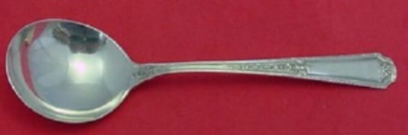 Towle Louis XIV Sterling Silver 7 Inch Gumbo Soup Spoon: Towle Louis XIV Sterling Silver 7 Inch Gumbo Soup Spoon Experience the elegance of the Louis XIV pattern with this exquisite Towle Sterling Silver Gumbo Soup Spoon. Measuring 7 inches, this pre-owned