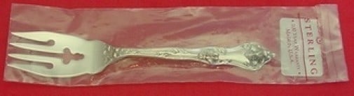 Reed & Barton Intaglio Sterling Silver Salad Fork 6 1/8" New: Reed & Barton Intaglio Sterling Silver Salad Fork 6 1/8" New This exquisite salad fork from the renowned Intaglio pattern by Reed & Barton is crafted from high-quality sterling silver. With a length o