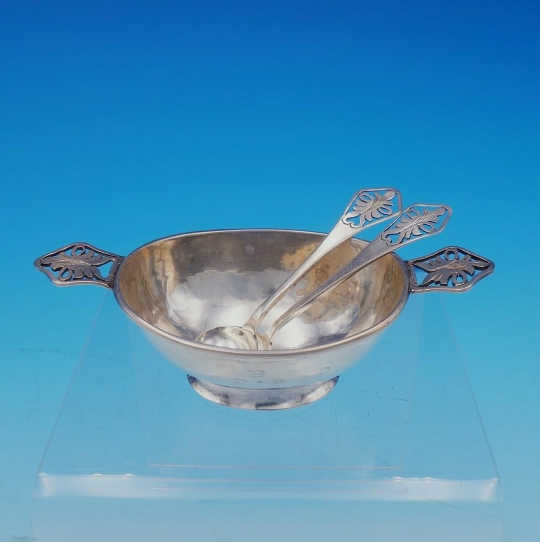 McAuliffe & Hadley Sterling Silver 3pc Arts & Crafts Salt Dip Set: McAuliffe & Hadley Sterling Silver 3pc Arts & Crafts Salt Dip Set Elevate your dining experience with this exquisite 3-piece salt dip set by McAuliffe & Hadley. Crafted from sterling silver, this set