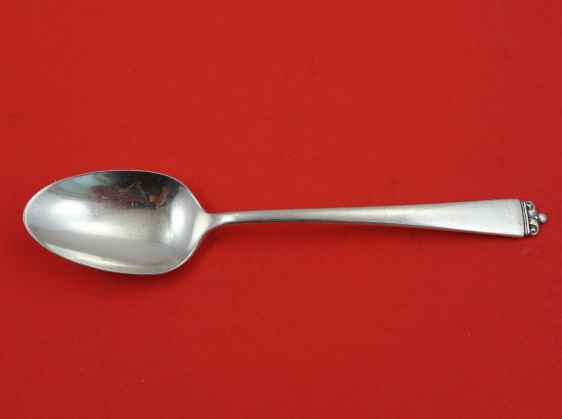 Oneida Reigning Beauty Sterling Silver Soup Spoon 7 1/8 Inch: Oneida Reigning Beauty Sterling Silver Soup Spoon 7 1/8 Inch This exquisite Reigning Beauty place soup spoon by Oneida showcases elegant craftsmanship in sterling silver. Measuring 7 1/8 inches, this
