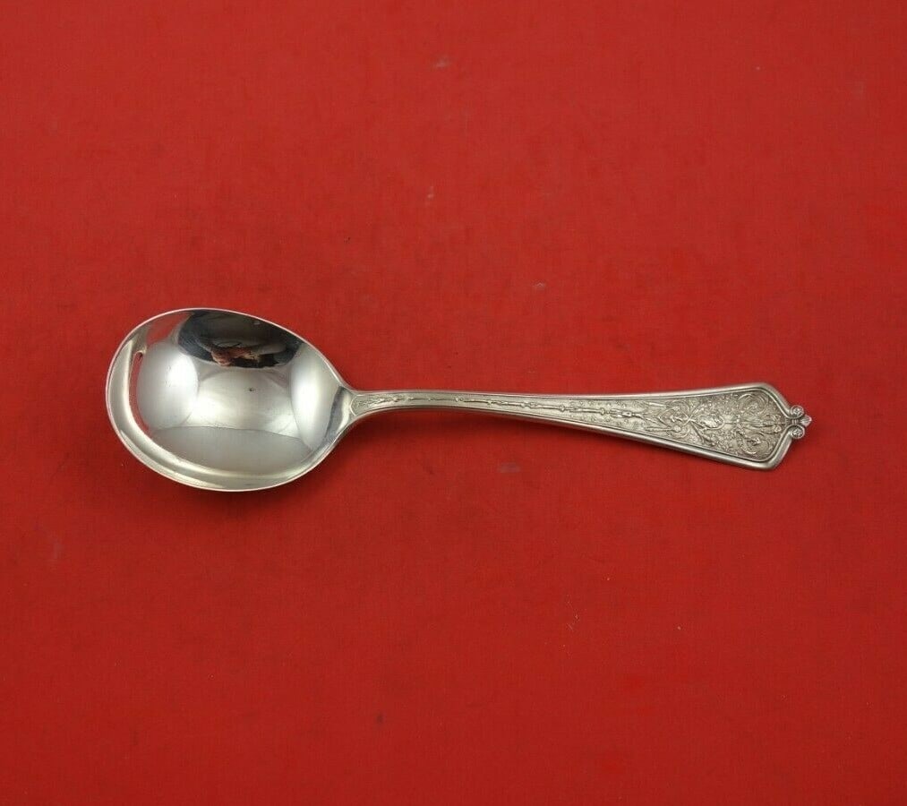 Gorham Lady Washington Sterling Silver Gumbo Soup Spoon 6 3/4": Gorham Lady Washington Sterling Silver Gumbo Soup Spoon 6 3/4" Discover the timeless elegance of the Lady Washington pattern with this exquisite Sterling Silver Gumbo Soup Spoon, crafted by Gorham. Me