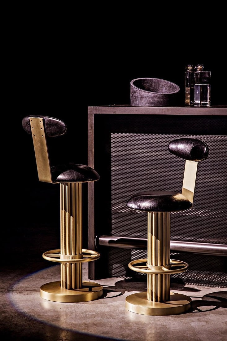 Noir Brass Counter Stool with Black Leather Swivel Design: Noir Brass Counter Stool with Black Leather Swivel Design This elegant counter stool showcases a stunning antique style with a brass finish and black leather upholstery. Crafted in industrial style, i