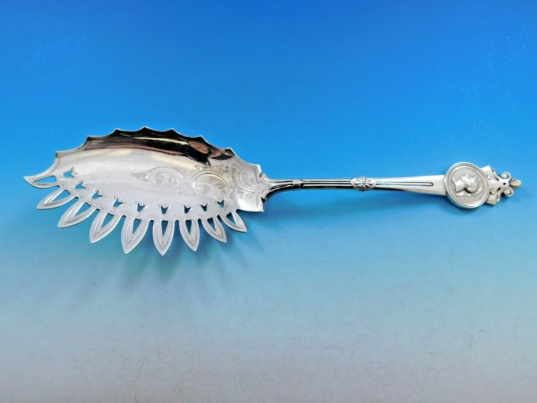 Gorham Sterling Silver Medallion Macaroni Server 10 Inch Brite Cut: Gorham Sterling Silver Medallion Macaroni Server 10 Inch Brite Cut This exquisite macaroni server, crafted by Gorham, showcases the timeless Medallion pattern. Measuring 10 inches in length, it featur