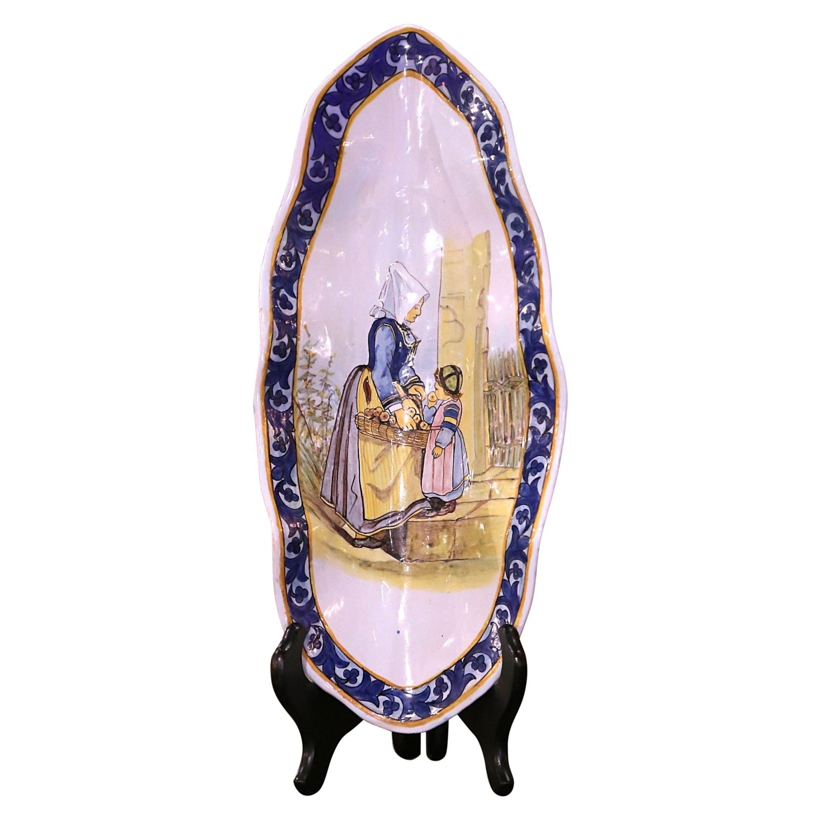 19th Century Porquier Beau Quimper Hand-Painted Faience Vide-Poche Dish: 19th Century Porquier Beau Quimper Hand-Painted Faience Vide-Poche Dish This exquisite 19th Century French Painted Faience Crepe Dish, known as a Vide-Poche, is a stunning example of antique craftsman