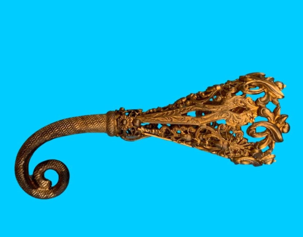 Victorian Gilt Bronze Acorn Tussie Mussie Clip Posy Holder 4.25": Victorian Gilt Bronze Acorn Tussie Mussie Clip Posy Holder 4.25" This exquisite gilt bronze tussie mussie features an elegant design adorned with acorns and leaves, a true reflection of the Victorian