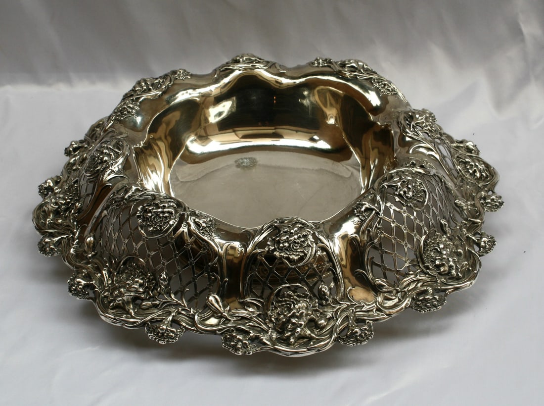 1900 Redlich & Co Art Nouveau Sterling Silver Center Bowl: 1900 Redlich & Co Art Nouveau Sterling Silver Center Bowl This stunning Art Nouveau repose sterling silver center bowl, crafted by Redlich & Co in 1900, showcases exceptional workmanship, intricate de