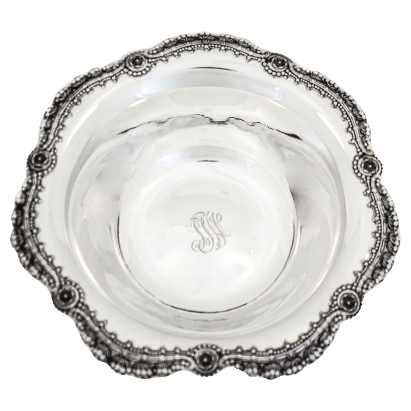Tiffany & Co Sterling Silver Bowl Art Nouveau Design 1910s: Tiffany & Co Sterling Silver Bowl Art Nouveau Design 1910s This exquisite sterling silver bowl, crafted by the renowned Tiffany & Company, features a beautiful Art Nouveau motif around the scalloped r
